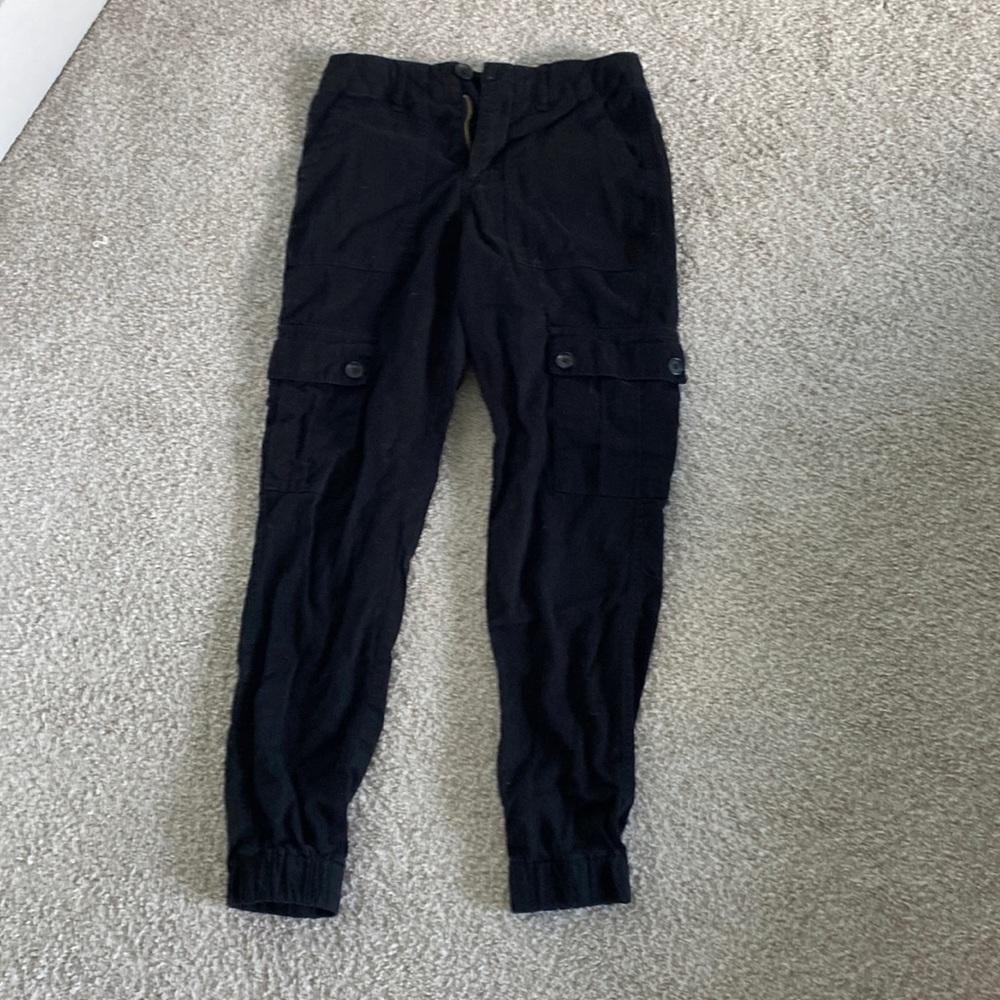 These are black cargo pants size XS and they have 6 pockets.